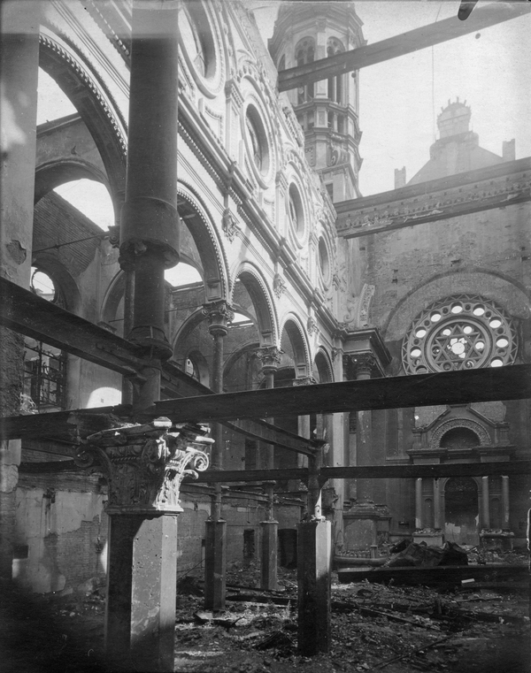 Interiér synagogy po zásahu zápalnou pumou při spojeneckém náletu v únoru 1945