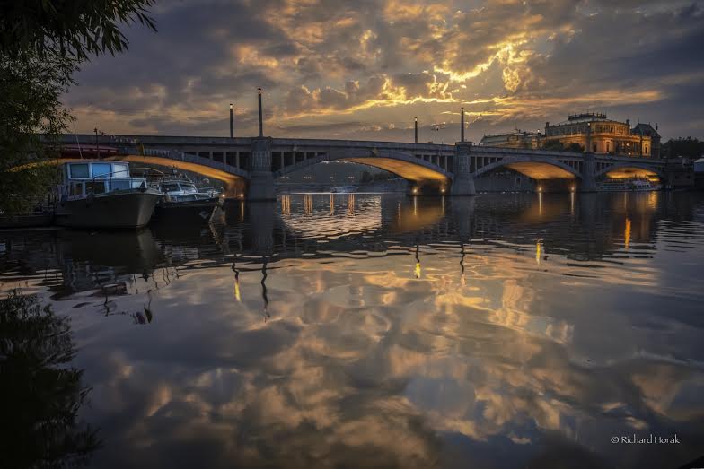 Zrcadlení u  Jiráskova mostu - Foto Richard Horák