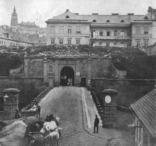 Újezdská brána ze smíchovské stran postavena 1694