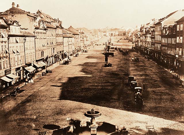 Koňský trh dnešní Václavské náměstí ještě před stržením Koňské brány a stavbou Národního Muzea 