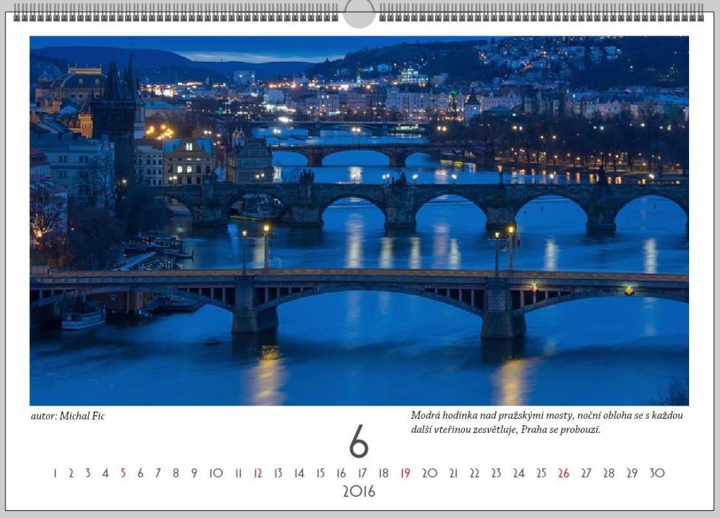 ČERVEN - Modrá hodinka nad pražskými mosty, noční obloha se s každou další vteřinou zesvětluje. Praha se probouzí - Foto: Michal Fic