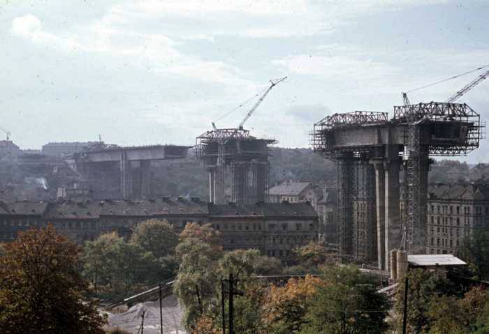 V roce 1969 se začaly propojovat jednotlivé pilíře s tubusem Nuselského mostu – (Foto: archiv DPP)