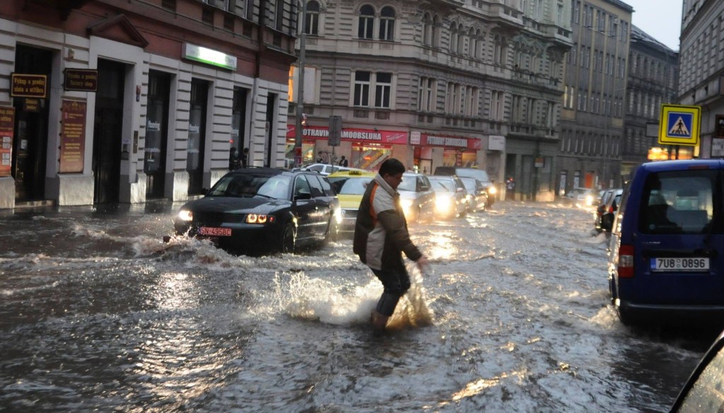 Voda se valí Husitskou ulicí - Foto: Ivan Pithart