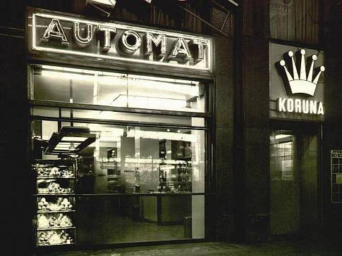 Nad vchodem do Koruny  visela v třicátých letech  neonová svítící reklama od grafika Ladislava Sutnara 