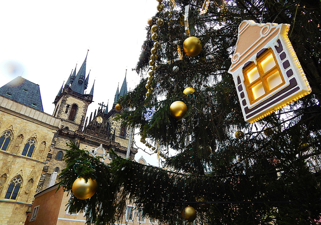 Vánoční strom ve dne. Ozdoby tvoří malé vesnické domečky ve stylu maleb od Josefa Lady - Foto: Eli Mandažieva