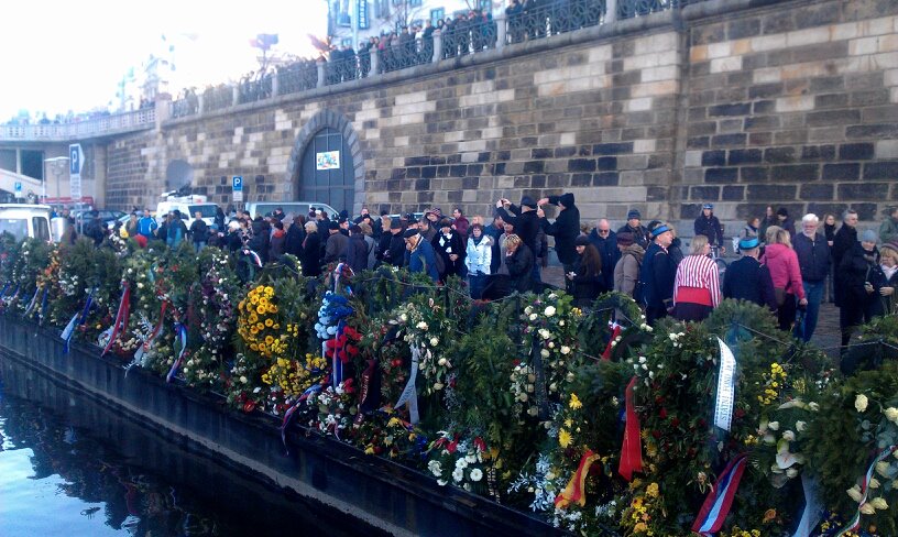 Květiny, které lidé donesli k rakvi s prezidentem byly naloženy na loď odvezeny po Vltavě - Foto: Eugen Kukla