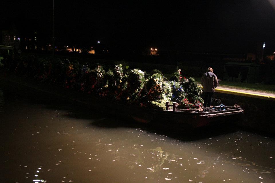 Loď odváží květiny po Vltavě do Děčína - Foto: Eugen Kukla