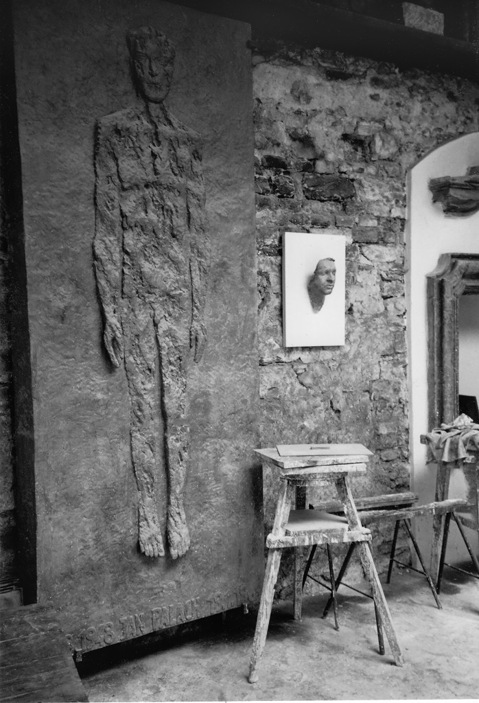 Ateliér Olbarama Zoubka se sádrovým modelem náhrobku a posmrtnou maskou Jana Palacha, 1970