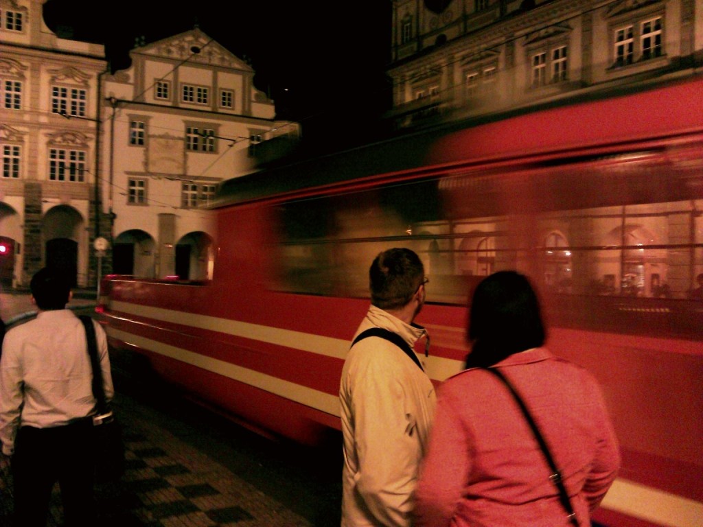 Takhle se mazací tramvaj "mázla" na Malostranském náměstí (ještě bez stromečku) - Foto: Martin Dobrovodský
