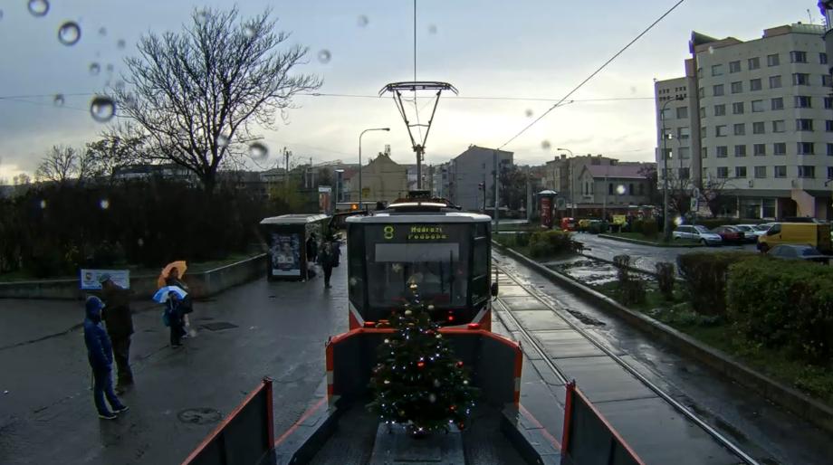 Pohled na vánoční stromeček, umístěný v zadní části mazací tramvaje - Zdroj: Slow TV