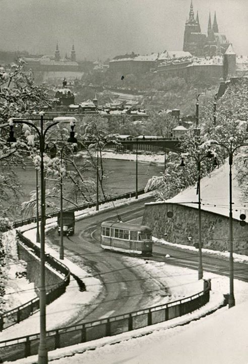 Zimní jízda Prahou v 50. letech. Na fotografii vidíme tramvaj typu T1. 