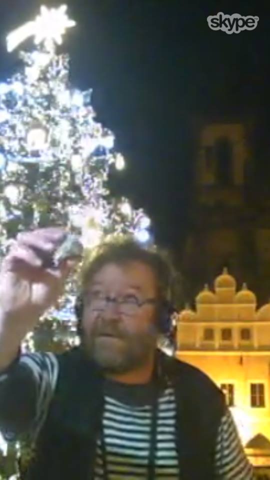 Eugen Kukla ukazuje Kyjevanům kokosovou kuličku, kterou jeho rodina tradičně pojídá na Vánoce