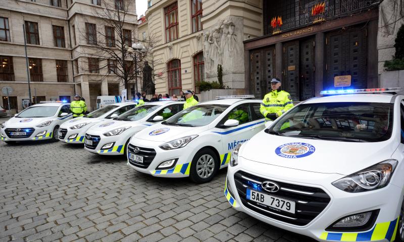 První nová služební vozidla Hyundai byla slavnostně předána do výkonu služby - Foto: Praha.eu
