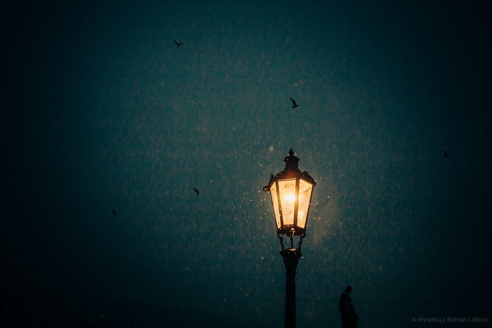 Lampa na Karlově mostě - Foto: Roman Lutkov