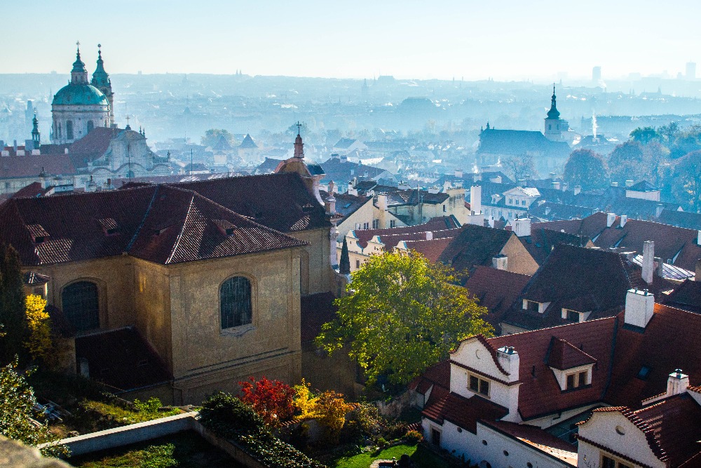 "Ranní Praha ponořená v oparu a sluneční paprsky ji ozařovaly..krásný zážitek a atmosféra." - Foto: Olga Smrčková