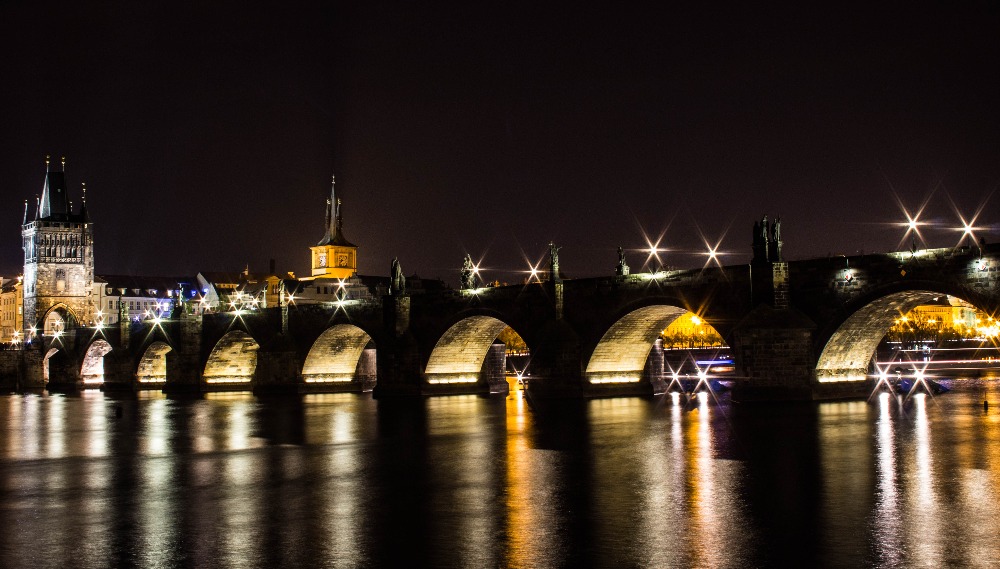 "Karlův most přesně v půlnoční hodině, takový závěr večerního focení po Praze" - Foto: Olga Smrčková