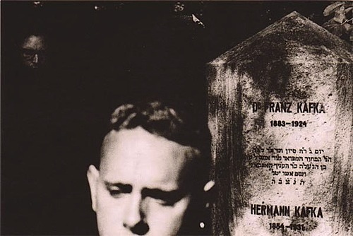 Dppeche Mode u hrobu Franze Kafky na židovksém hřbitově na Hagiboru - Foto: Anton Corbijn (1988)