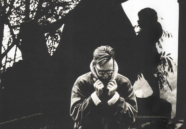 Dppeche Mode u hrobu Franze Kafky na židovksém hřbitově na Hagiboru - Foto: Anton Corbijn (1988)