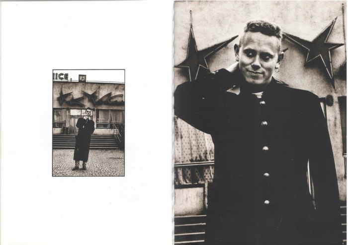 Depeche Mode před zimním stadionem Štvanice- Foto: Anton Corbijn (1988)