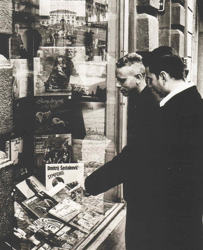 Dppeche Mode před obchodem s gramodeskami - Foto: Anton Corbijn (1988)