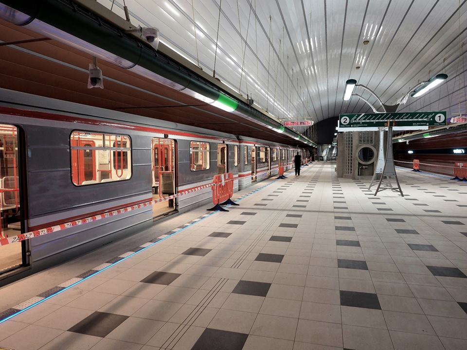 Mezi skleněná pekla jsou nominovány i nové stanice metra A. Na obrázku je nástupiště stanice Petřiny. - Foto: Metrostav