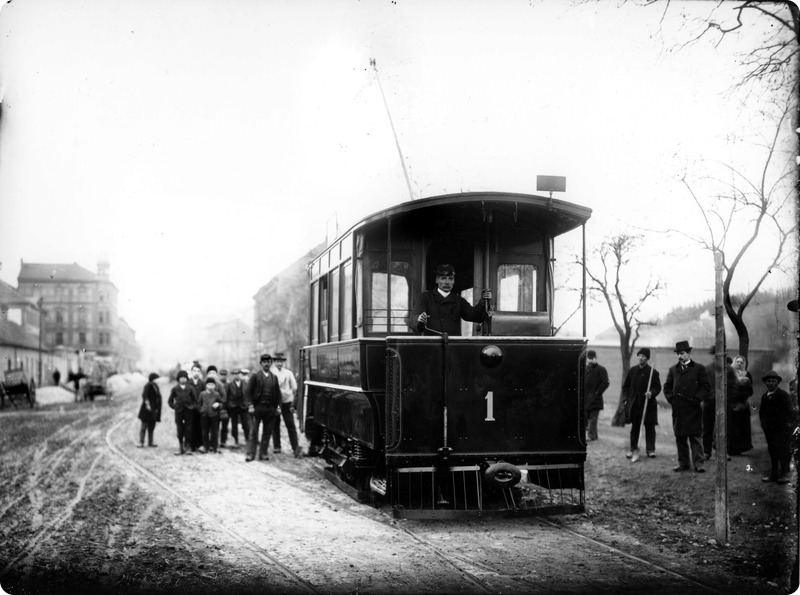 Motorový vůz číslo 1 při zkušebních jízdách na Invalidovně v březnu 1896. - Foto: Archiv DPP