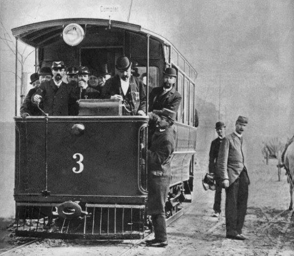 Vynálezce a podnikatel František Křižík (v klobouku vyznamenaný řády na saku) za řízením své tramvaje v Karlíně - Foto: archvi DPP