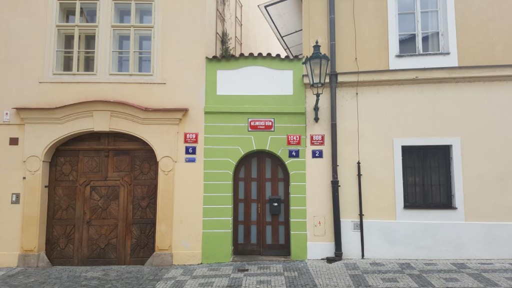Nejmenší pražský dům stojí v Anežské ulici nedaleko Anežského kláštera. - Foto: David Černý