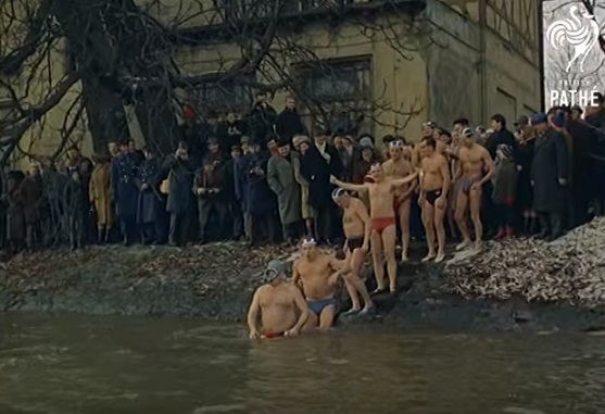 Pražští otužilci - Repro z British Pathé (1967) 