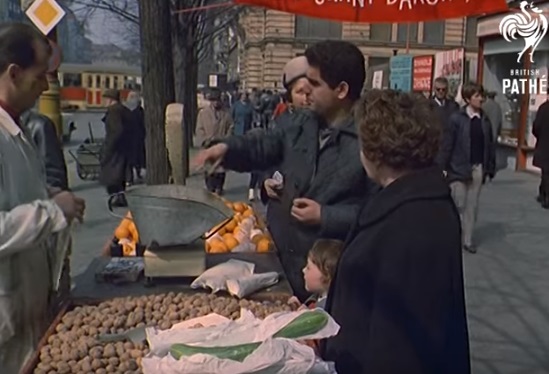 Stánkový prodej na Václaváku před restaurací Baron - Repro z British Pathé (1967) 