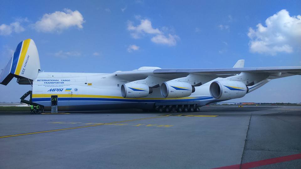 Antonov An-225 nese pod každým křídlem tři motory. Rozpětí křídel je úctihodných 88,4 metrů - Foto: Petr Kuly