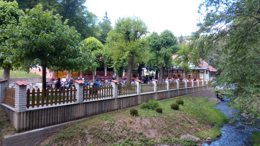 Restaurace Dívčí skok nabízí turistům možnost občerstvit se na jejich další cestě Šáreckým údolím. - Foto: Martin Dobrovodský