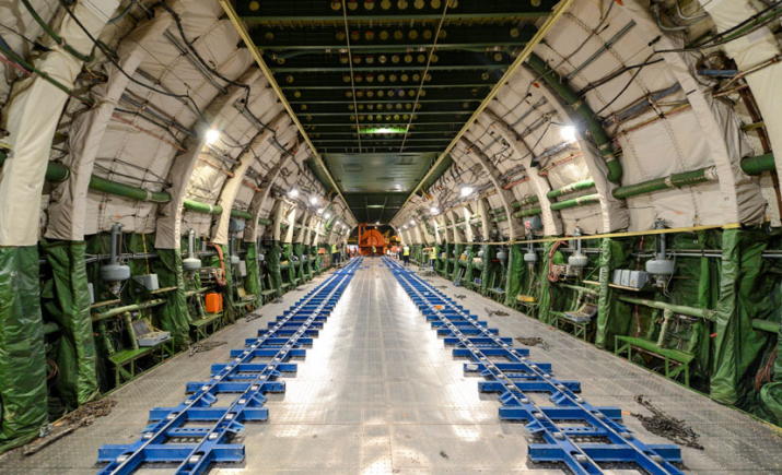 Obrovitý prostor nákladnového prostoru Antnova An-225