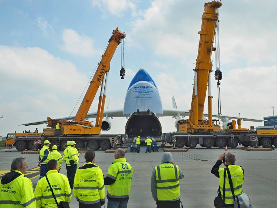 Obří letoun Antonov An-225 otevřel svůj nákladový prostor, aby do něj logistici za pomocí jeřábů vsunuli generátor o váze 117 tun - Foto: Eugen Kukla