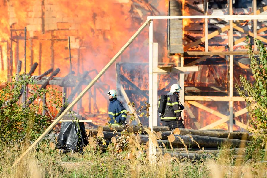 Rozsáhlý požár filmových kulis na pražském Barrandově - Foto: Marek Kijevský