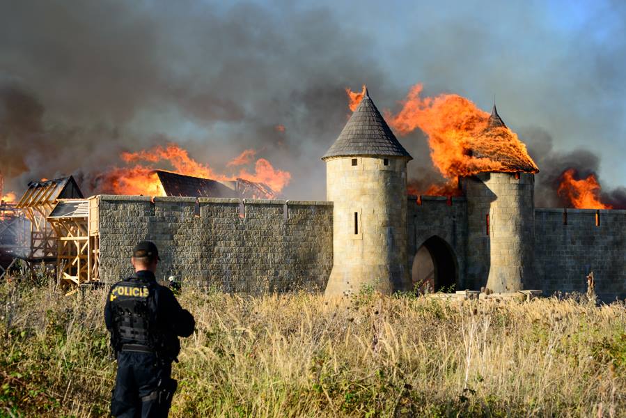 Rozsáhlý požár filmových kulis na pražském Barrandově - Foto: Marek Kijevský