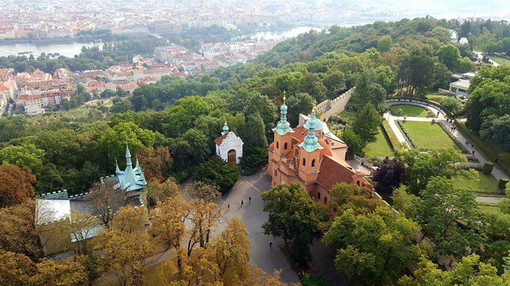 Kostel svatého Vavřince stojí na Petřínském vrchu na úpatí rozhledny - Foto: David Černý 