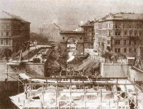 Bourání mostu císaře Františka I. v roce 1898. Pohled na Újezd vpravo je patrná provizorní lávka - Foto: J. Eckert