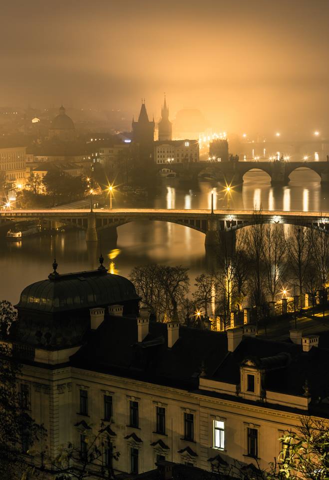 V mlhu zahalená zlatá Praha - Foto: Zdeněk Kaluža
